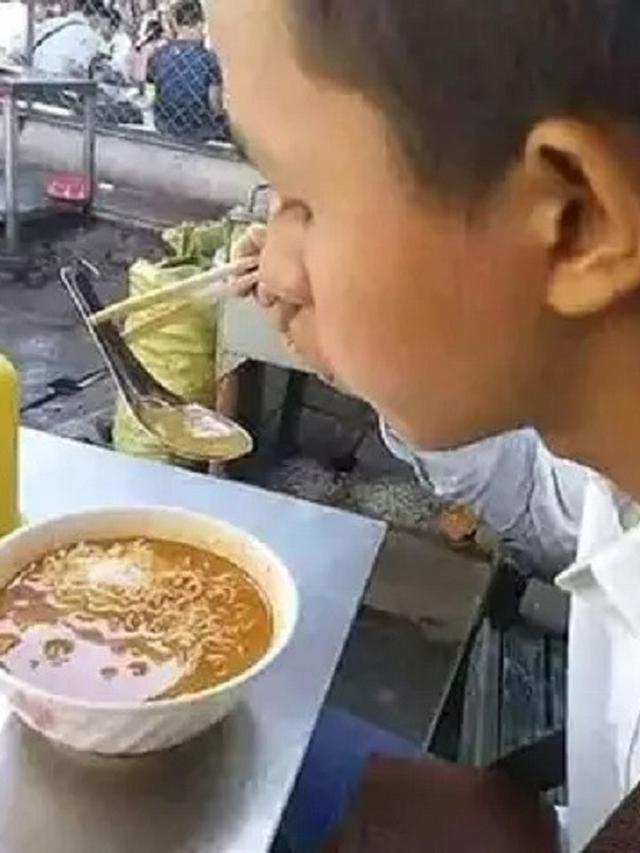 11 Cara jenaka orang pakai sumpit, ada-ada aja idenya