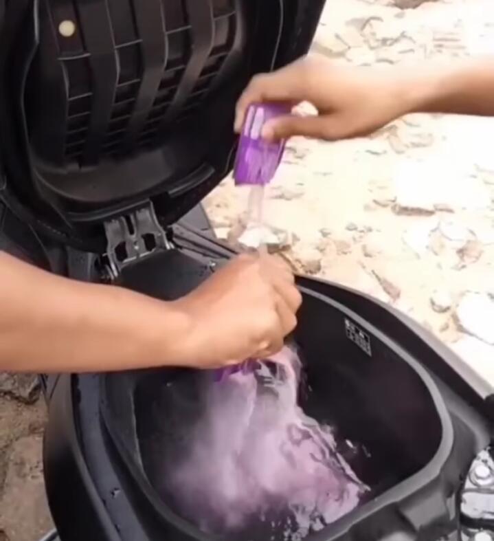 Absurd! Para Pemuda Ini Bikin Minuman Es di Bagasi Motor, Seger tetapi Kok Gitu?