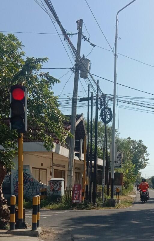 Kenapa Tiang Jaringan Ditanam Membentuk Kelompok?
