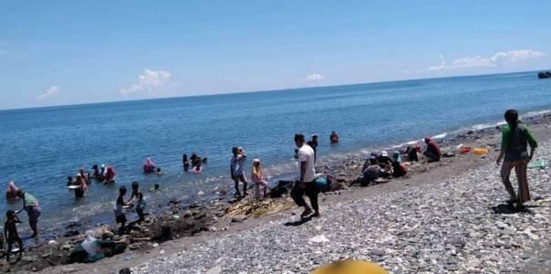 Material Emas Muncul di Pesisir Pantai Maluku Tengah