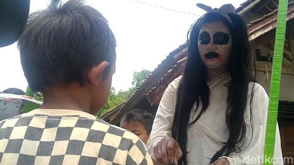 Ada Kuntilanak Jualan Papeda, Mau Beli?