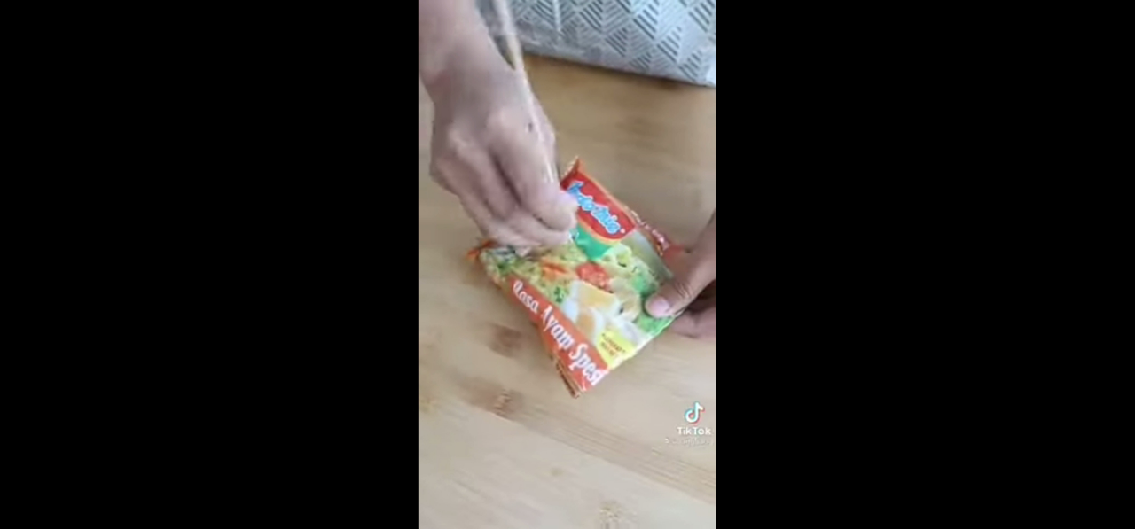 Tutorial Unik Bikin Tempe dari Mie Instan, Caranya Mudah & Kalian Wajib Coba Nih 