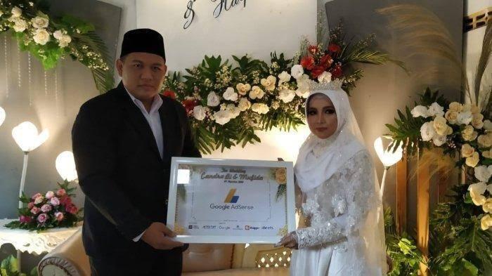 Nggak Biasa, Pria ini Nikah Pakai Google Adsense & Hosting Web Unlimited
