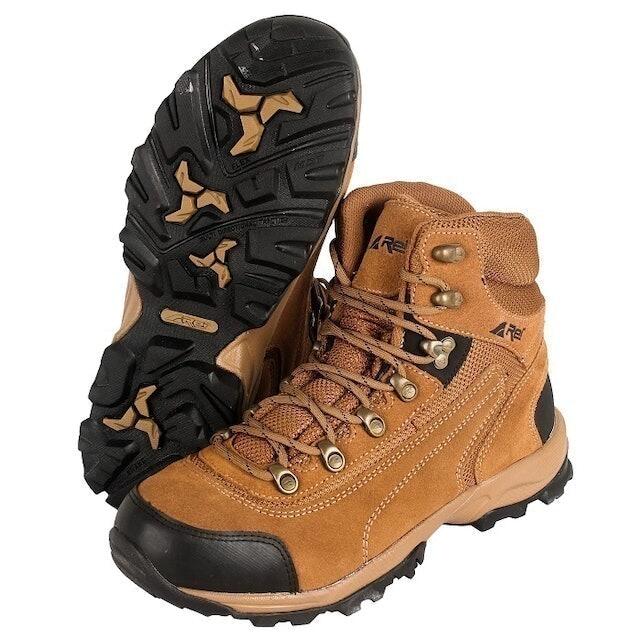 10 Rekomendasi Sepatu Gunung Terbaik