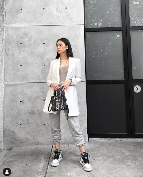 Yuk! Tengok style & koleksi sneakers Tamara Dai