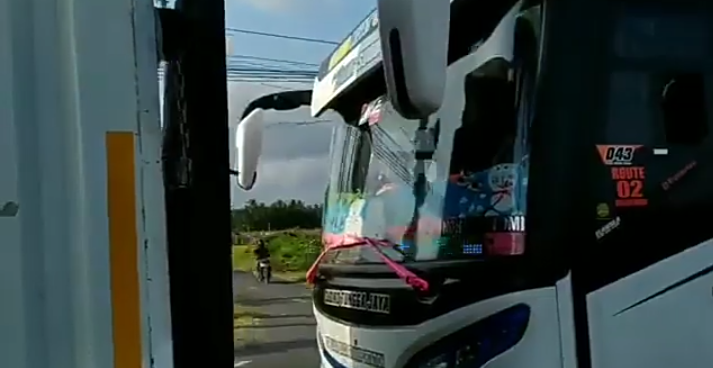 Tempel 5 Cm, Atraksi Bus Yang Amat Membahayakan!