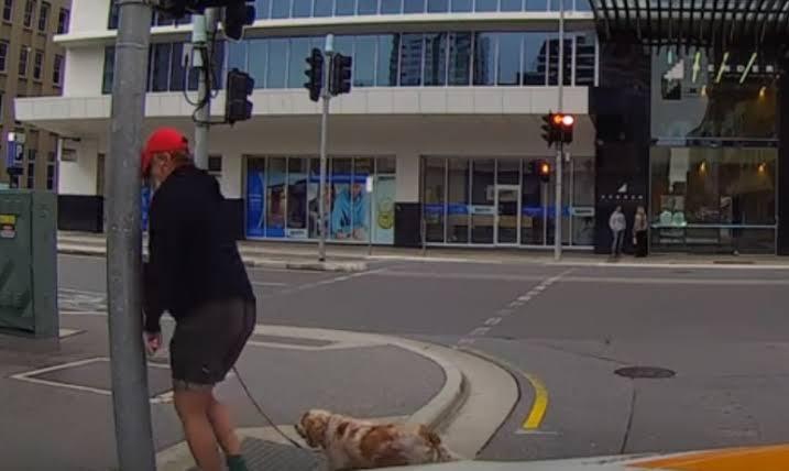 Jalan Pakai Kaki Atau Pakai Mata? 