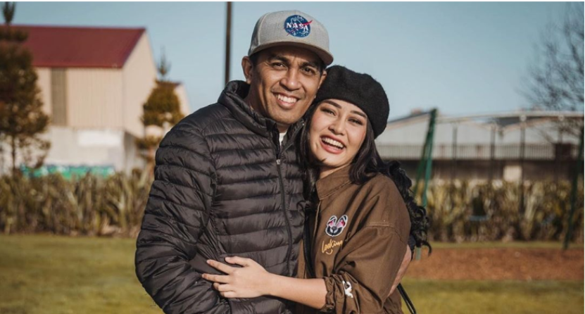 Glenn Fredly Datang, Pegang Tangan Mutia Ayu