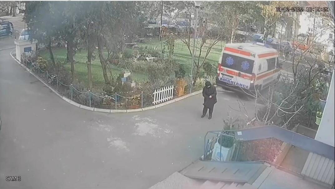 Wanita Ditabrak Ambulans -grafis
