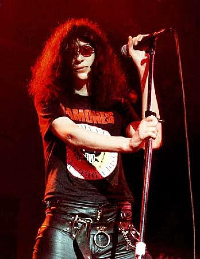 KISAH HIDUP : Joey Ramone, Frontman Ringkih & Cinta Segitiga yg Rumit!