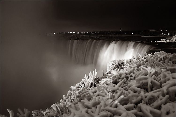 niagara_falls_snow_night.jpg