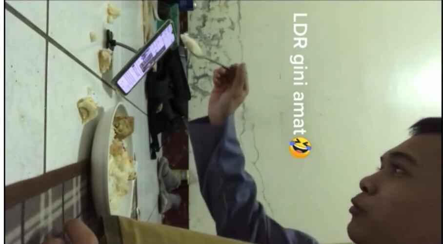 Efek LDR, Pria Ini Suapi Pacarnya dengan Menuang Makanan ke Kamera Saat Video Call! 