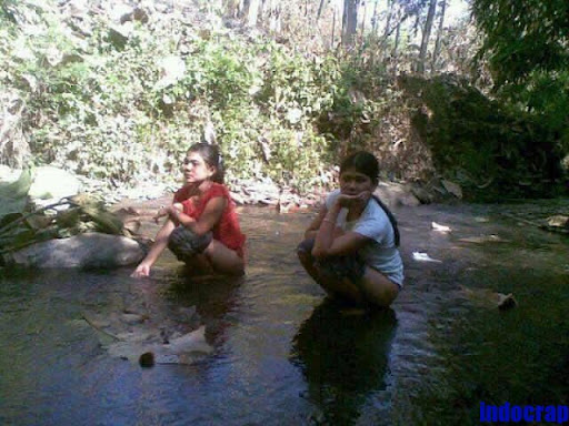 2-cewek-berak-di-sungai1.jpg