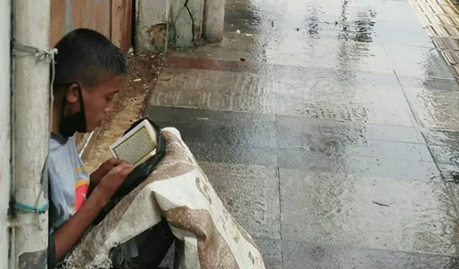 Bocah Pemulung Baca Al Qur'an Di Pinggir Jalan, Menuai Pujian