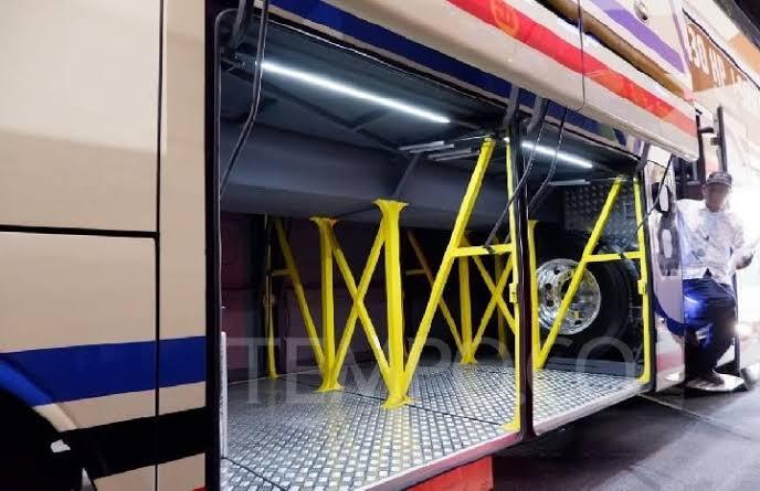 Tempel 5 Cm, Atraksi Bus Yang Amat Membahayakan!