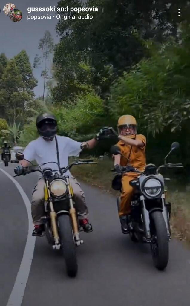 5 Potret Artis yg Motoran Bersama Pasangan, Romantis Banget nih!