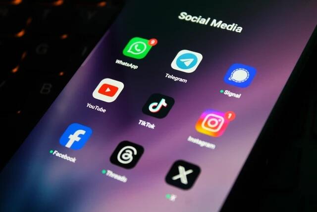Generasi Muda & Krisis Adab Digital