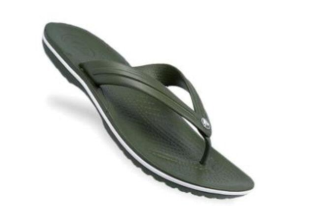 10 Rekomendasi Sandal Merk Crocs Terbaik untuk Pria