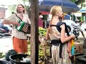 Bule Backpaker Ngamen Di Lombok, Imbas Dari Corona