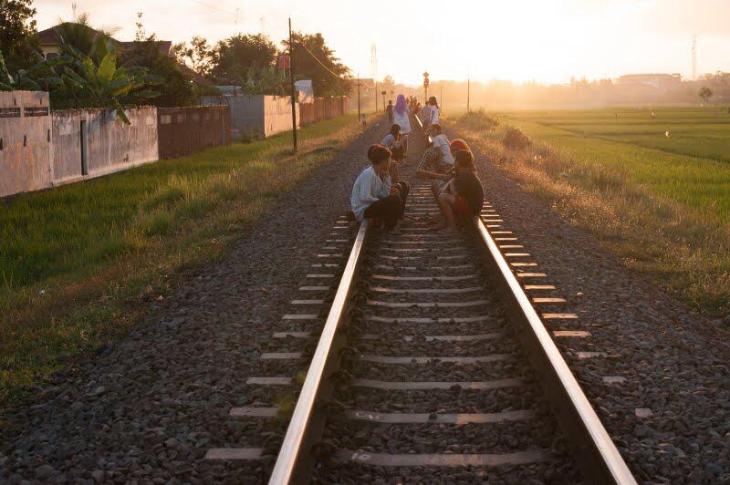 Ngabuburit Diantara Rel, Paku, & Kereta Api