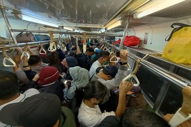Nah Ini, Penumpang Commuter Line Boleh Makan & Minum 