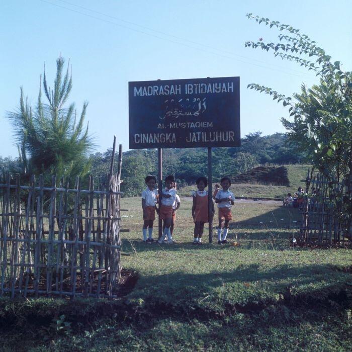 Anak² Dibawah Plang Sekolah
