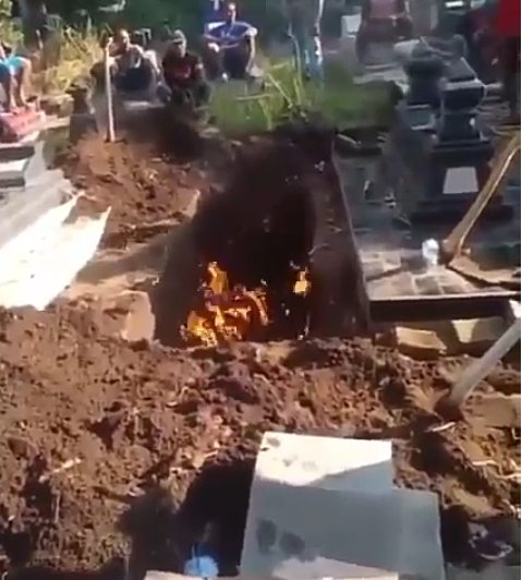 Ngeri! Api Menyembur dari Liang Lahat yg Digali, Azab Kubur? 