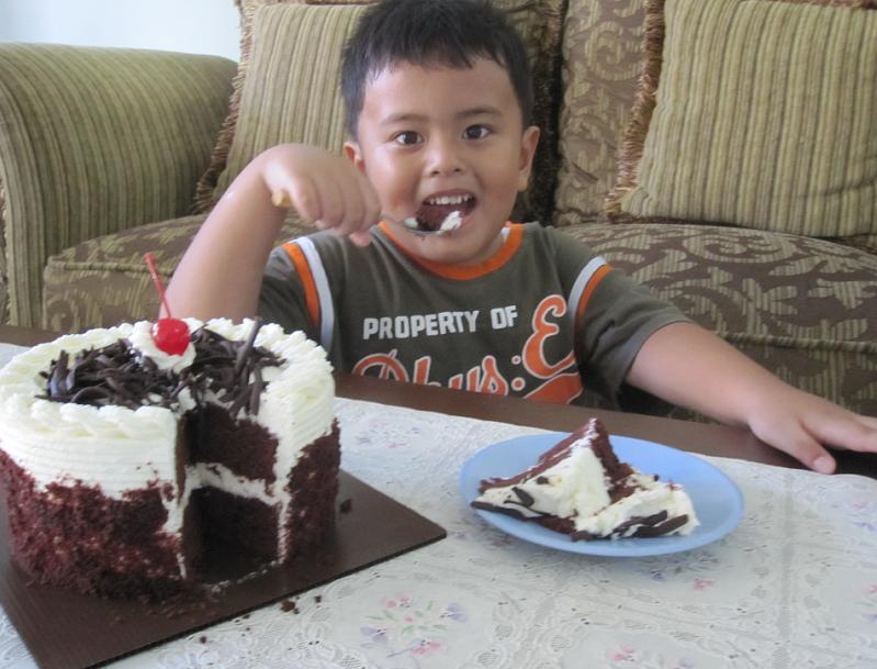 azka+makan+kue.JPG