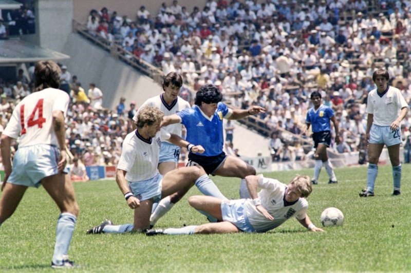 Maradona di mata Peter Shilton, terhebat tetapi tidak sportif