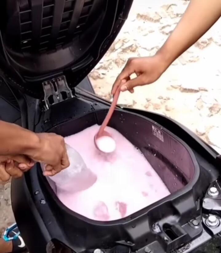 Absurd! Para Pemuda Ini Bikin Minuman Es di Bagasi Motor, Seger tetapi Kok Gitu?