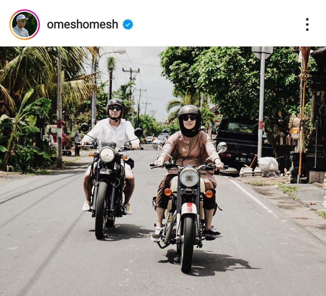 5 Potret Artis yg Motoran Bersama Pasangan, Romantis Banget nih!