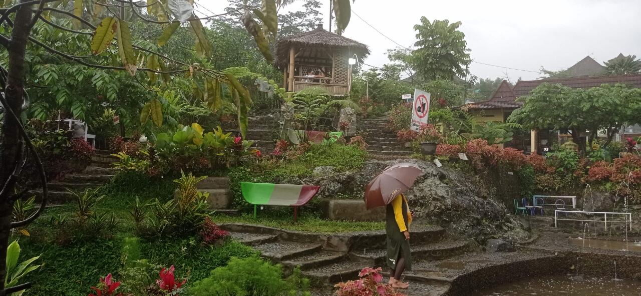 Grojogan Ratu, Tempat Asyik Untuk Makan Dan Refreshing 