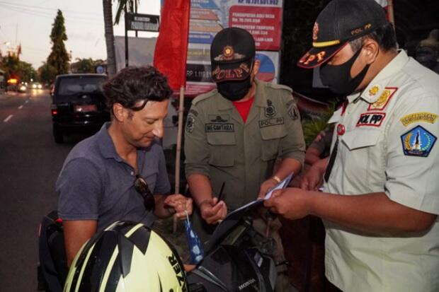 Bule Kena Razia Masker Malah Marah