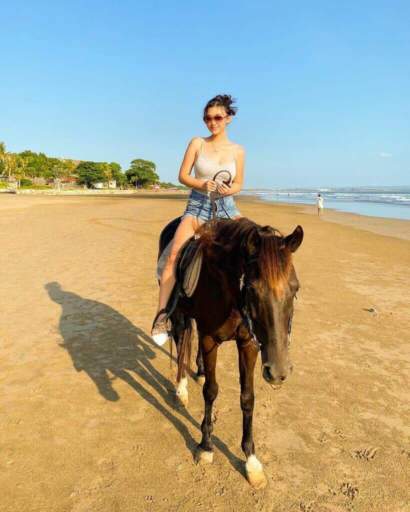 Pose Cantik Livy Renata, BA Alter Ego