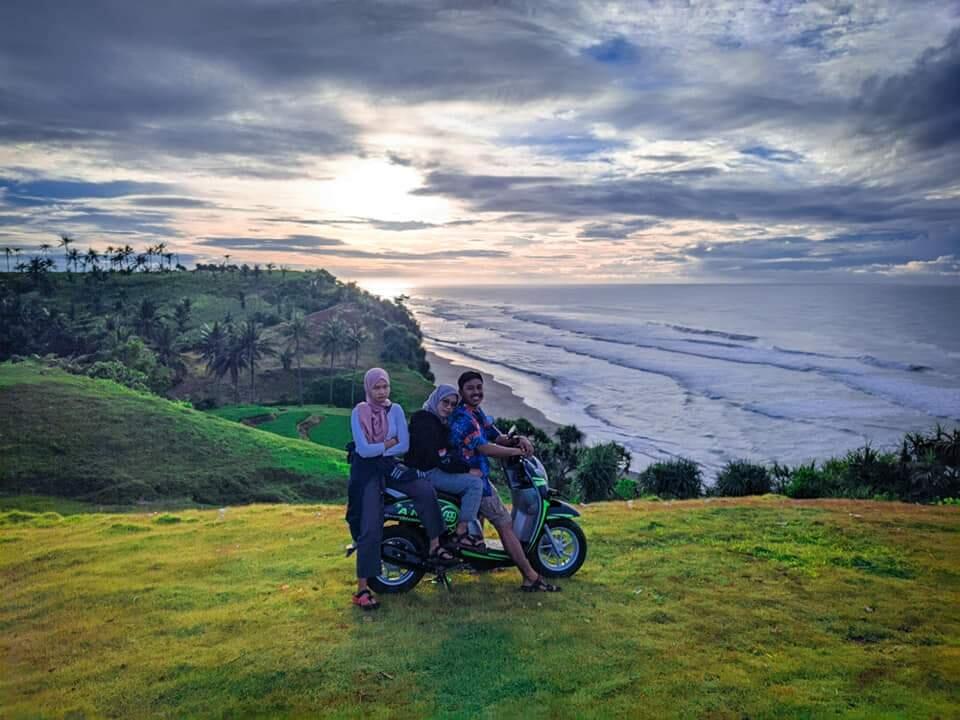Pantai Dengan Hamparan Bukit & Air Terjun Nan Eksotis, Hanya Ada Di Cianjur Nih! 