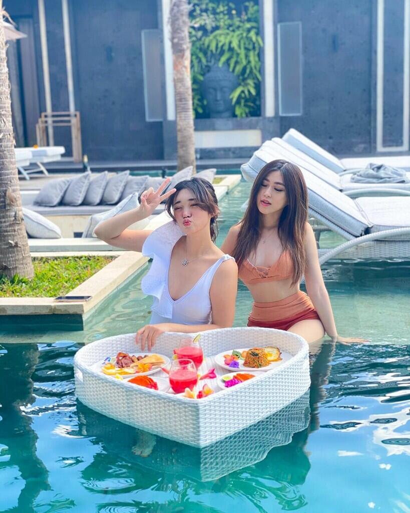 Pose Cantik Livy Renata, BA Alter Ego