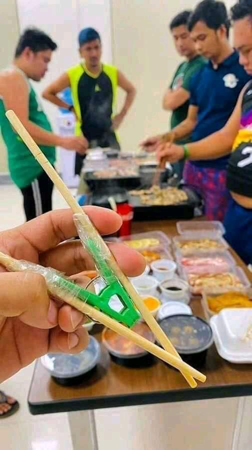 11 Cara jenaka orang pakai sumpit, ada-ada aja idenya