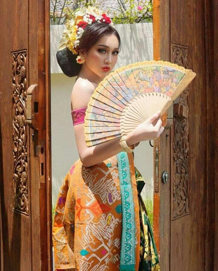 KISAH HIDUP DAN SISI LAIN LUCINTA LUNA 