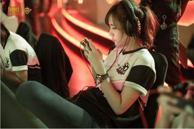 10 pro pemain cantik & OP di esports Indonesia