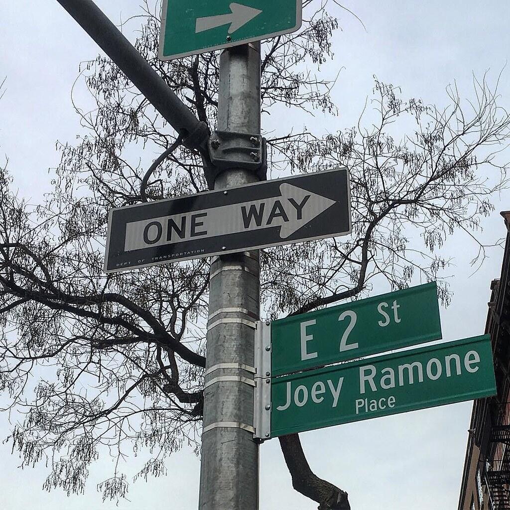KISAH HIDUP : Joey Ramone, Frontman Ringkih & Cinta Segitiga yg Rumit!