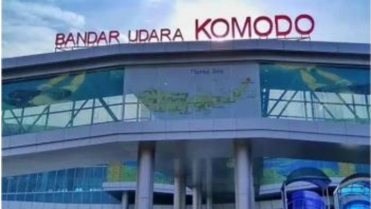 SENYUM PENERBANGAN DARI BANDARA KOMODO
