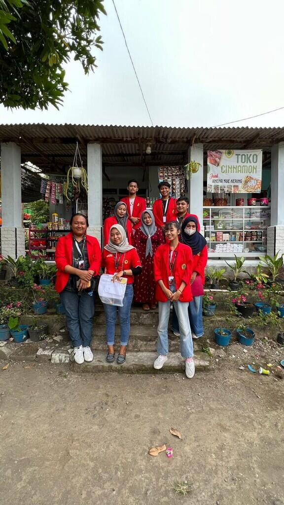 MAHASISWA KKN UNTAG MENDAMPINGI MEMBUAT AKUN SOSMED DAN E-COMMERCE 