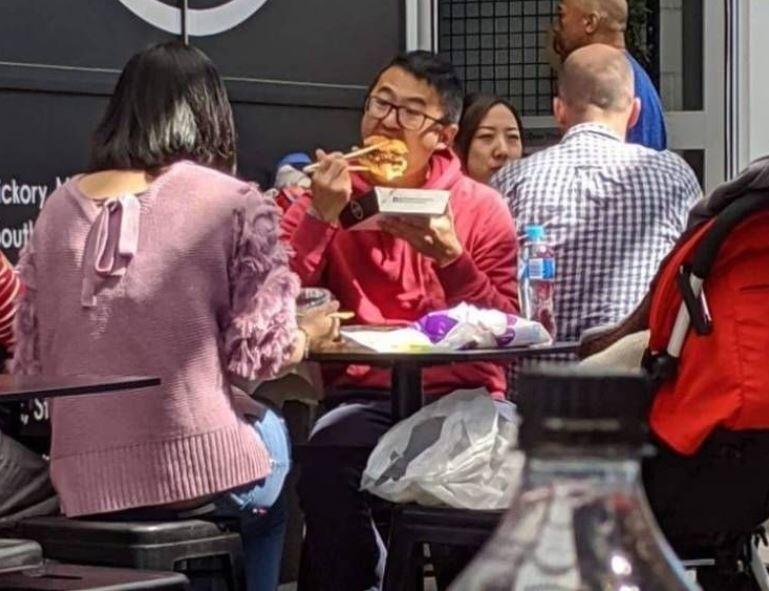 11 Cara jenaka orang pakai sumpit, ada-ada aja idenya