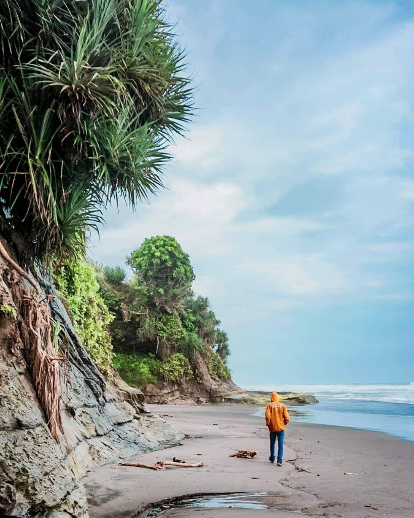 Pantai Dengan Hamparan Bukit & Air Terjun Nan Eksotis, Hanya Ada Di Cianjur Nih! 