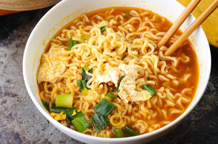 Hobi Makan Mie Instan? Ini Bahaya Dan Tips Untuk Mengurangi Risikonya!