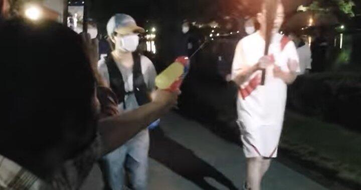 Ditangkap, Wanita Jepang Semprotkan 'CAIRAN' Ke Pembawa Api Obor Olimpiade !