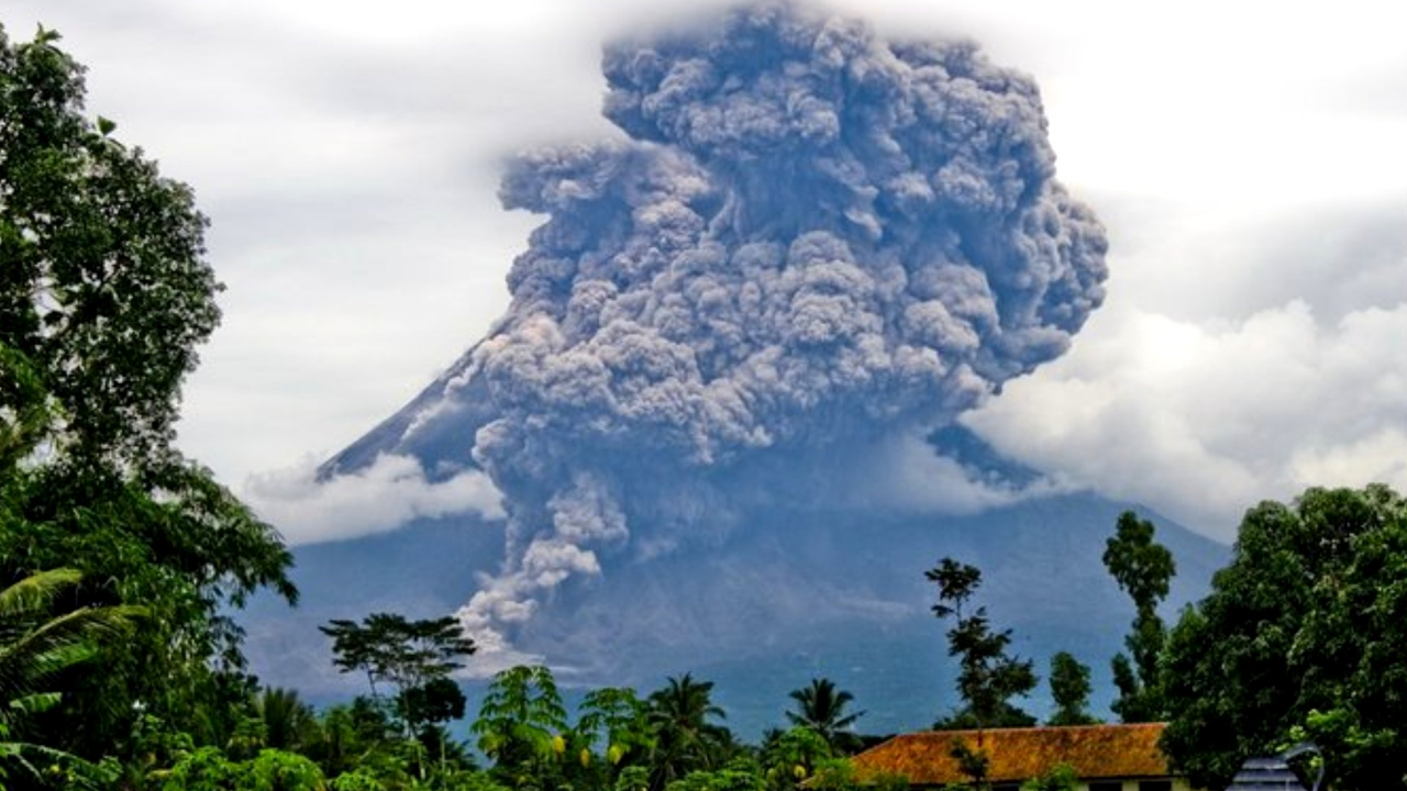 GUNUNG MERAPI MASIH BISA ERUPSI EKSPLOSIF DAN LUNCURKAN AWAN PANAS