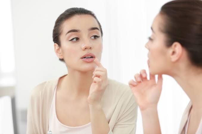 Cara Jitu Atasi Bibir Kering Saat Berpuasa