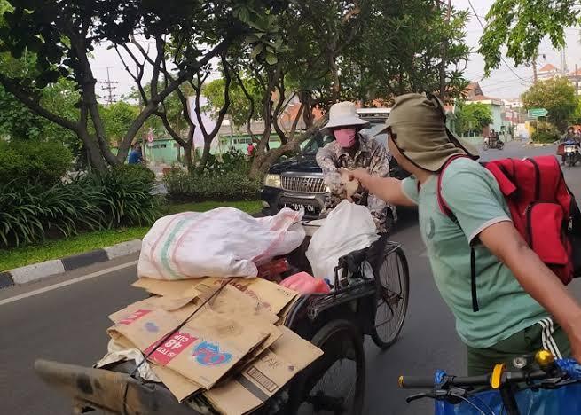 TAMPARAN KERAS DARI NASI BUNGKUS