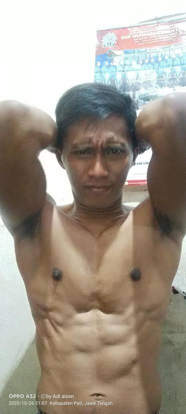Gaceng Lihat Kuli Bangunan Pamer Otot